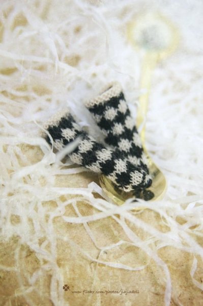Photo1: sailor suit Hand Knit-black and white mini prismatic checked socks (1)