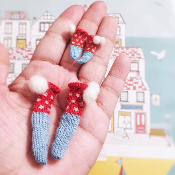 Photo7: 1:12 miniature art works Hand Knit tiny pompom socks  (7)