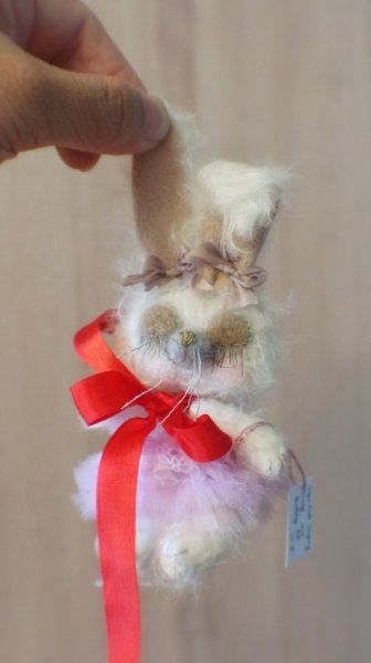 Photo2: Sleeping Bunny in mohair white (2)