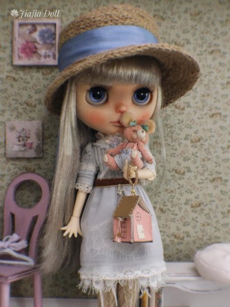 Photo7: hand sewing and embroidered little pink house bag( of our times) (7)