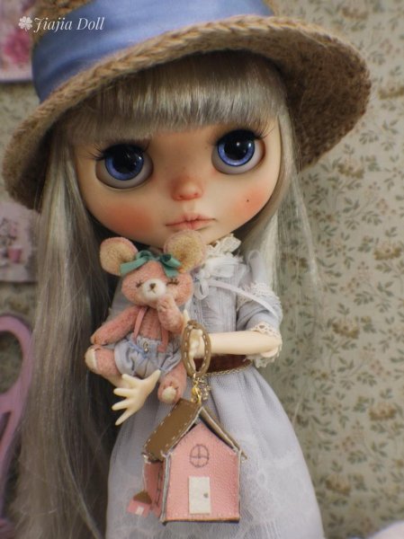 Photo8: hand sewing and embroidered little pink house bag( of our times) (8)