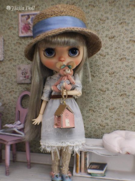 Photo6: hand sewing and embroidered little pink house bag( of our times) (6)