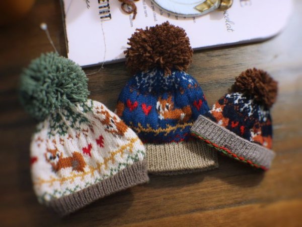 Photo8: coloured cream fox knitted pompom hat (8)