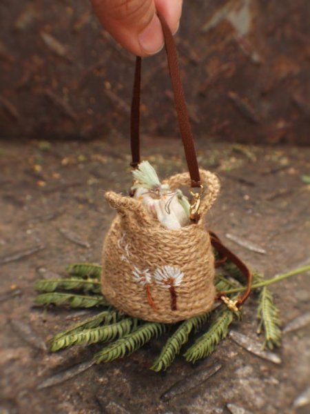 Photo3: many ways to use hand sewing and embroidered dandelion straw bag(of spirited girl ) (3)