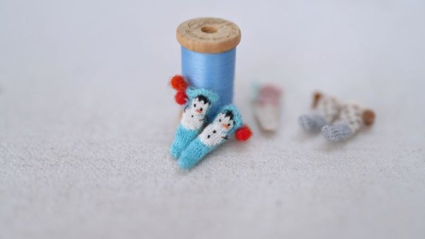 Photo2: 1:12 miniature art works Hand Knit tiny snowman socks (2)