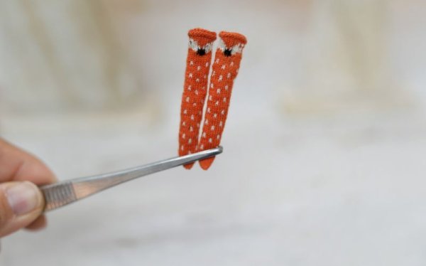 Photo1: 1:12 miniature art works fox Hand Knit tiny socks  (1)